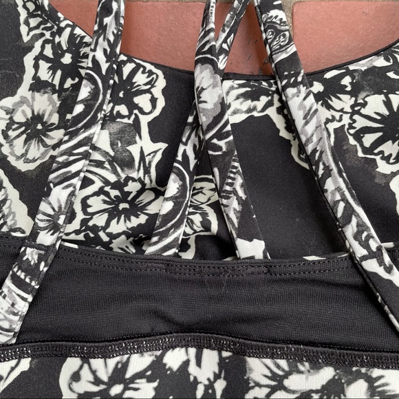 Lululemon black and white floral print energy bra, size 6 - Picture 2 of 5